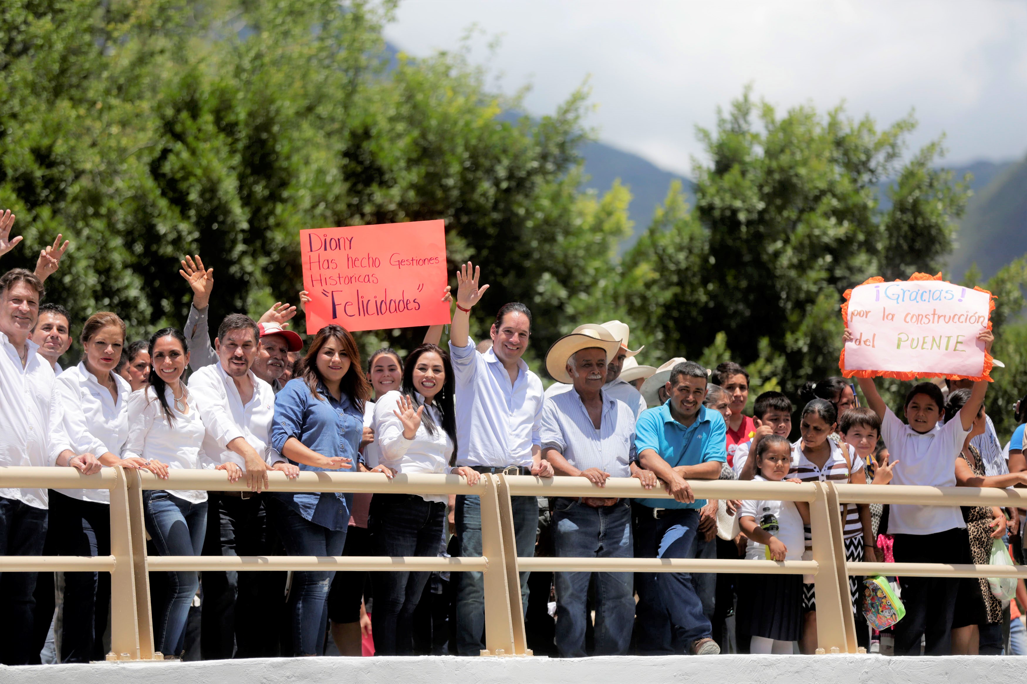 El Gobernador Francisco Domínguez entrega puente vehicular en Arroyo Seco con una inversión de 28.4 mdp