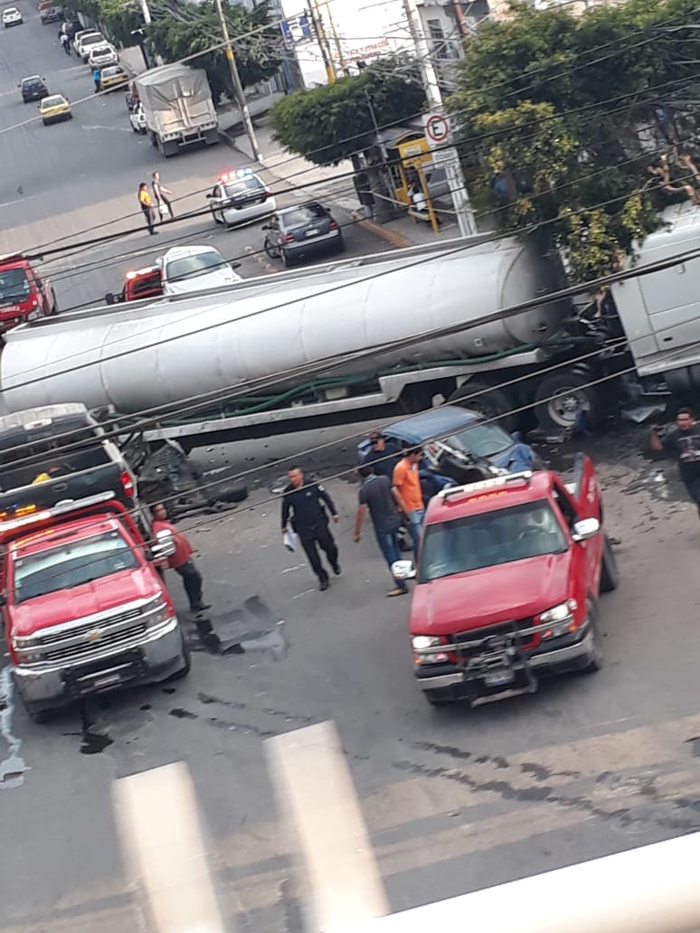 Pipa con agua choca en Corregidora; saldo: 9 personas lesionadas y 11 coches dañados. Foto: Especial.