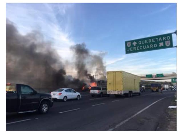 Enfrentamientos a balazos y bloqueos en carretera Querétaro-Celaya. Foto: Facebook.