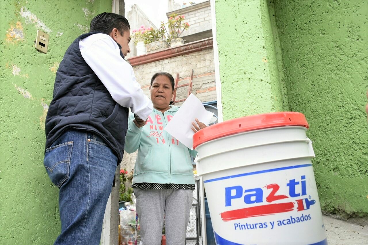 Roberto Sosa entrega impermeabilizante a familias de la colonia Venceremos.