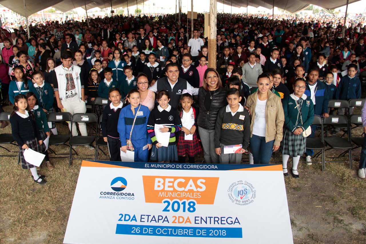 Roberto Sosa entrega 3,619 becas educativas en Corregidora.