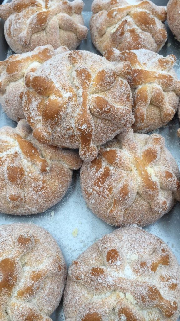 Flor de cempasúchitl, junto con el pan de muerto y las calaveritas,  elementos tradicionales del Día de Muertos