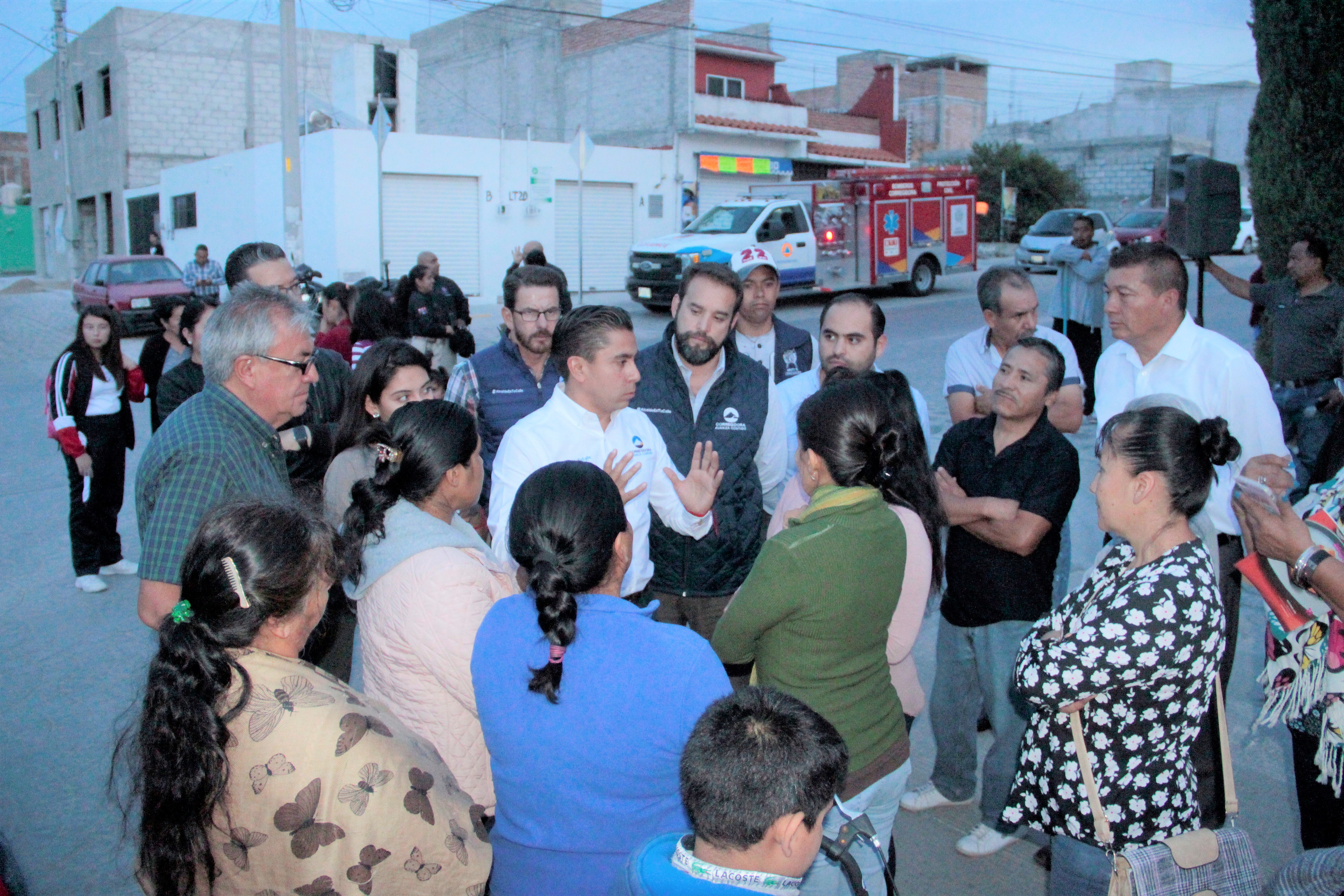 Entrega Roberto Sosa obra de drenaje pluvial en la Colonia Bernardo Quintana.