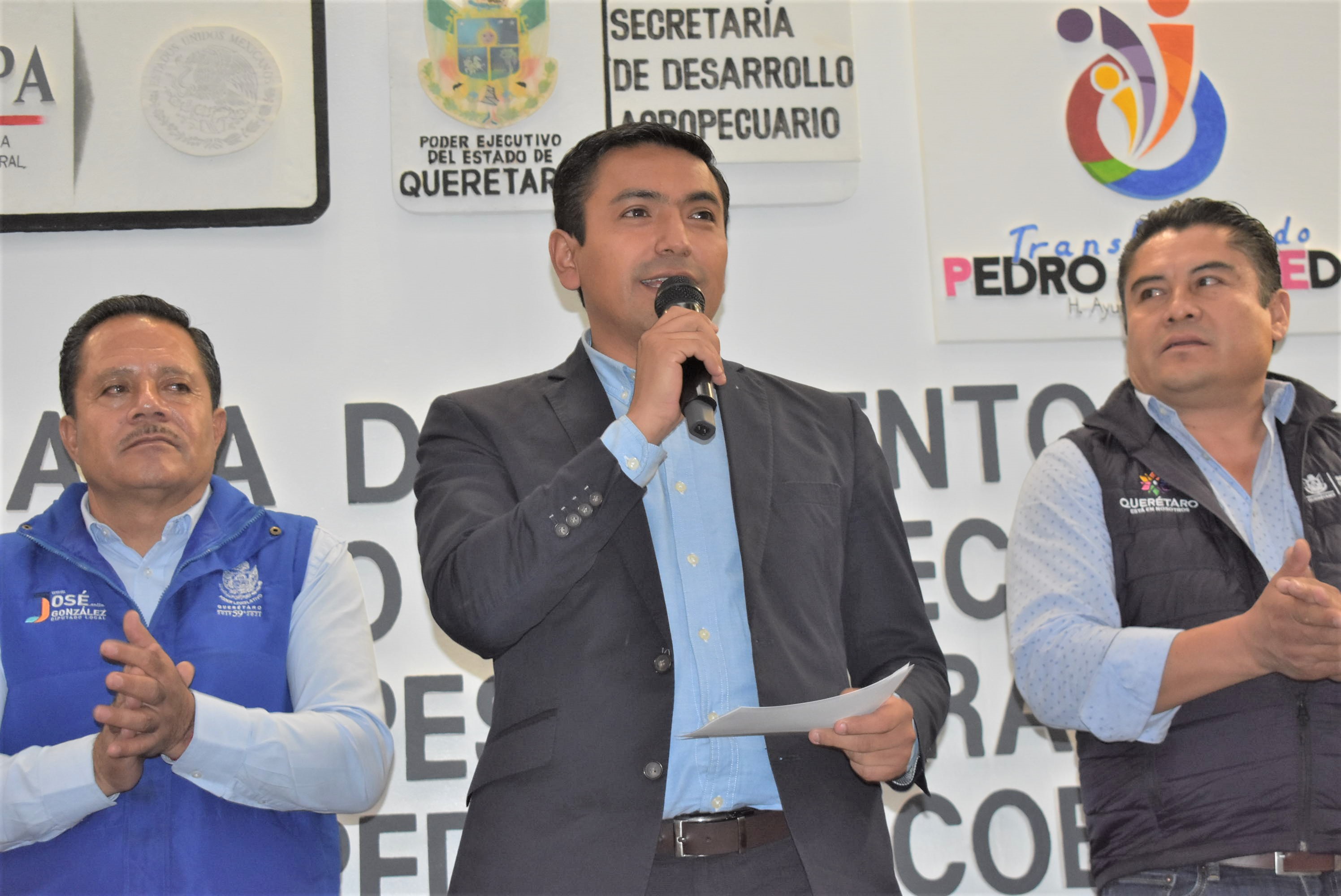 Amarildo Bárcenas entrega apoyos a productores del campo escobedense.