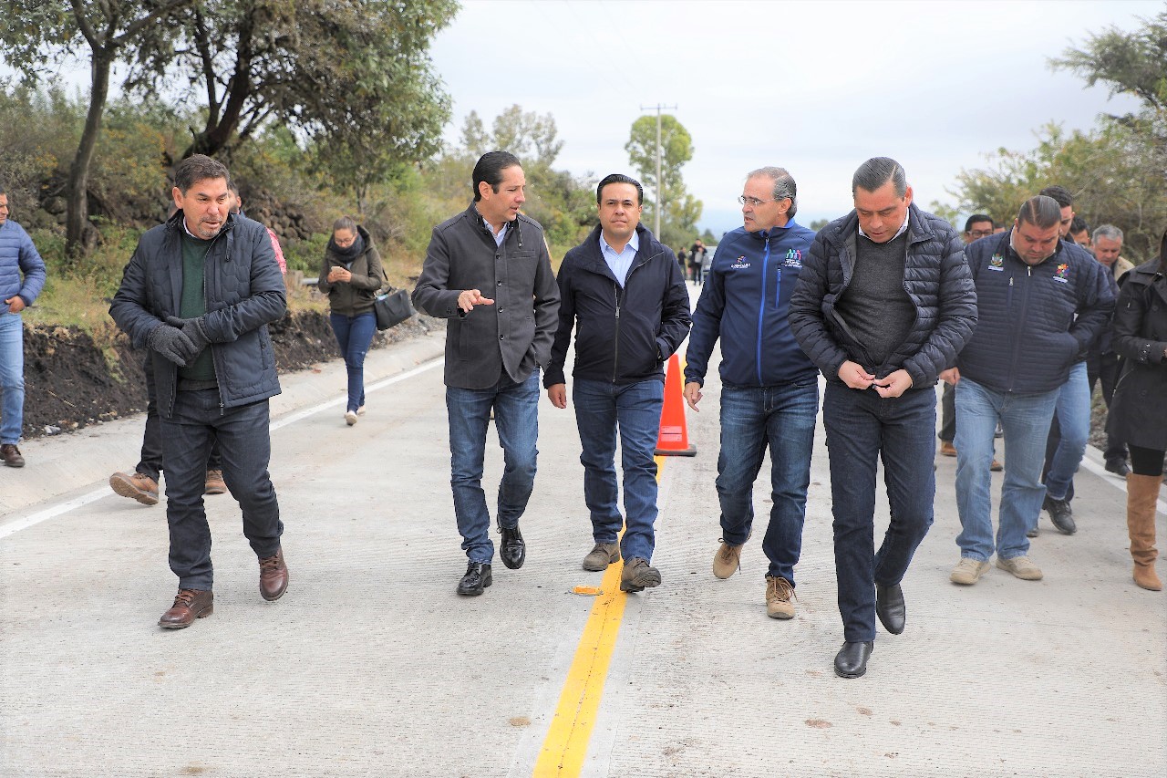 Acude Luis Nava a entrega de camino Casa Blanca-Charape la Joya-La Barreta.