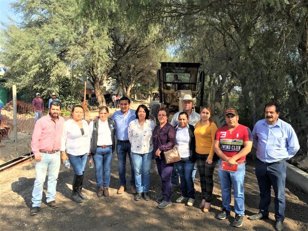 Alcalde de Pedro Escobedo supervisa rehabilitación de caminos en 3 comunidades.