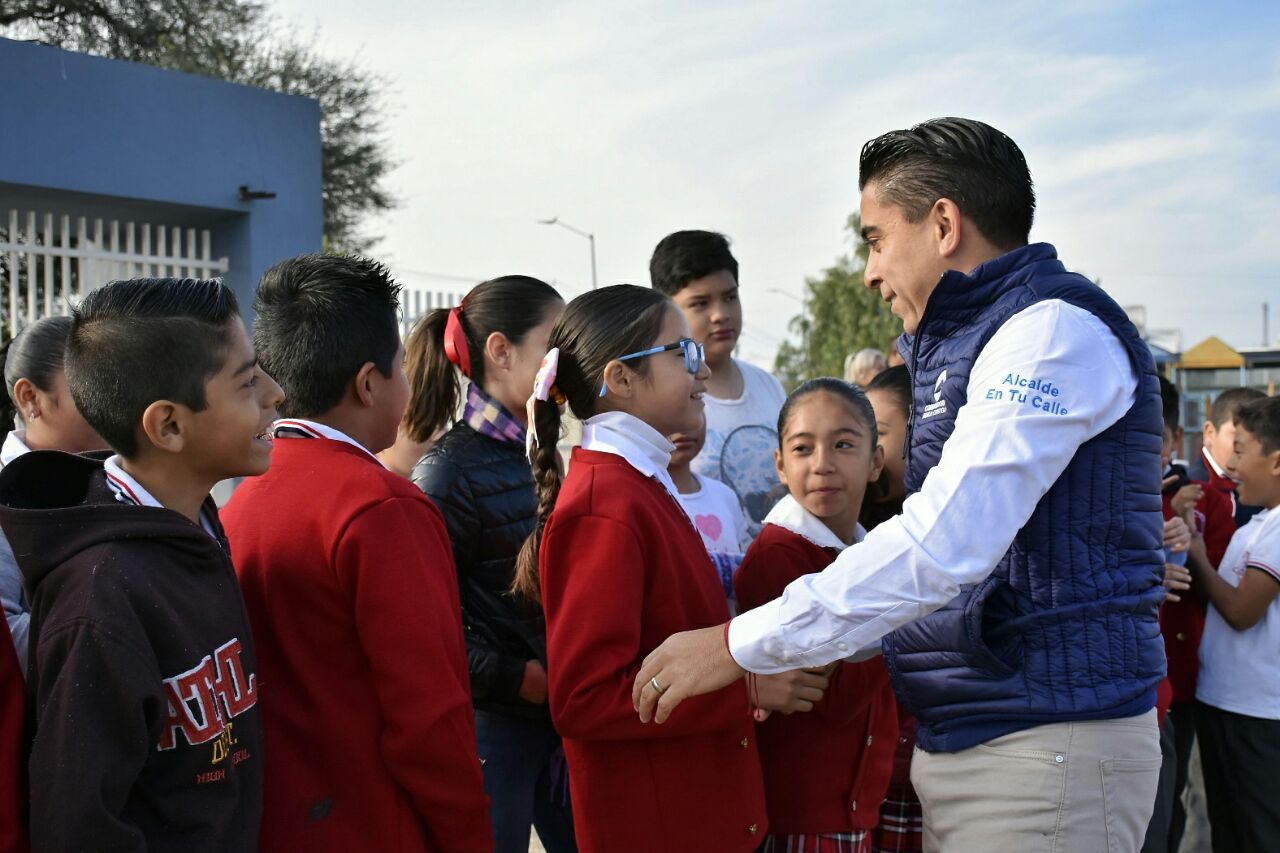 Buscará Roberto Sosa mejorar infraestructura de la primaria "Bicentenario de la Independencia de México".