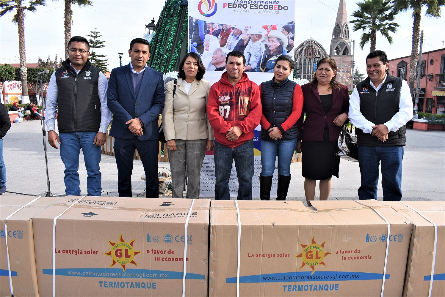 Amarildo Bárcenas entrega apoyos municipales en Pedro Escobedo.