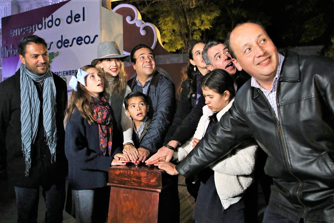 Luis Nava enciende el Árbol de los deseos en la Alameda Hidalgo.