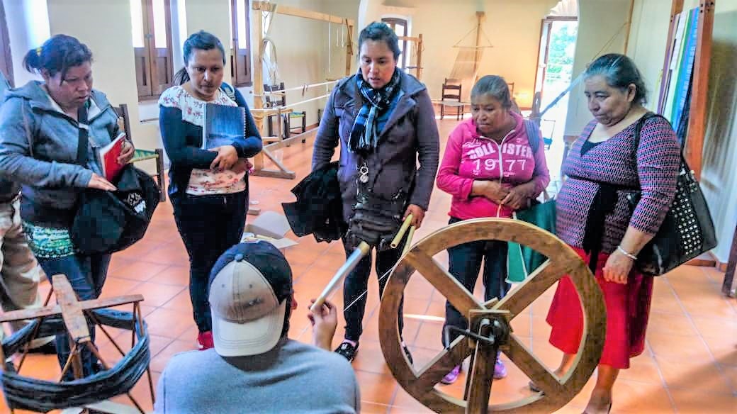 Promueven taller de bordado tradicional en Tolimán.