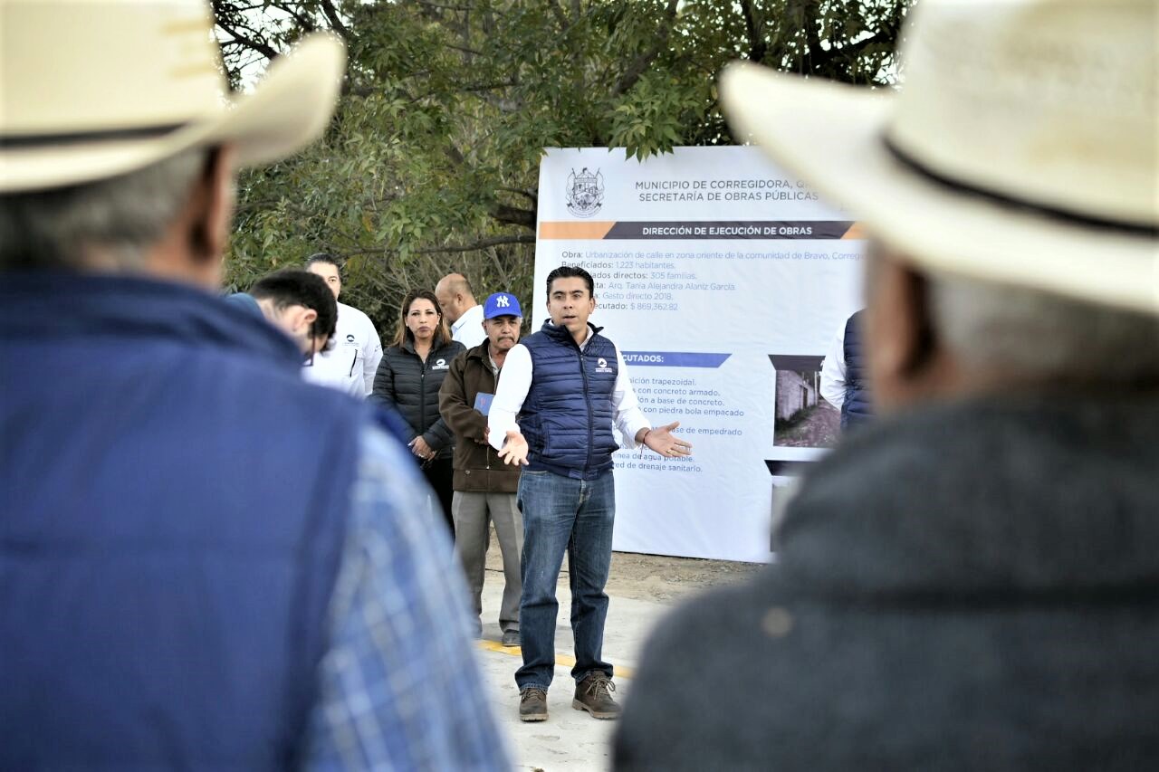 Roberto Sosa entrega obra de urbanización de calle en Bravo.