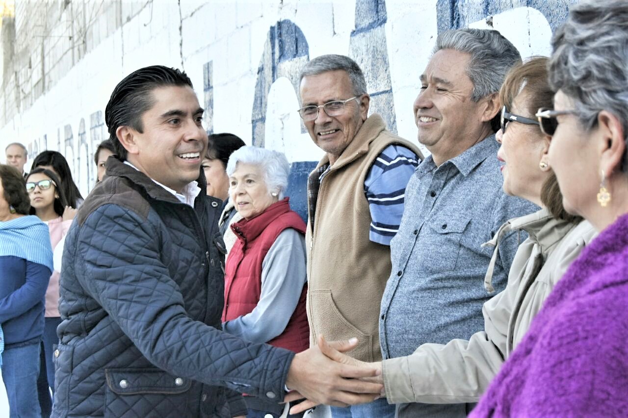 Roberto Sosa entrega vaso regulador en el Fraccionamiento Los Pájaros.