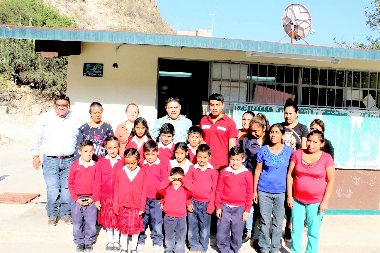 Juan Carlos Linares entrega obra en escuela de Adjuntas de Guillén.