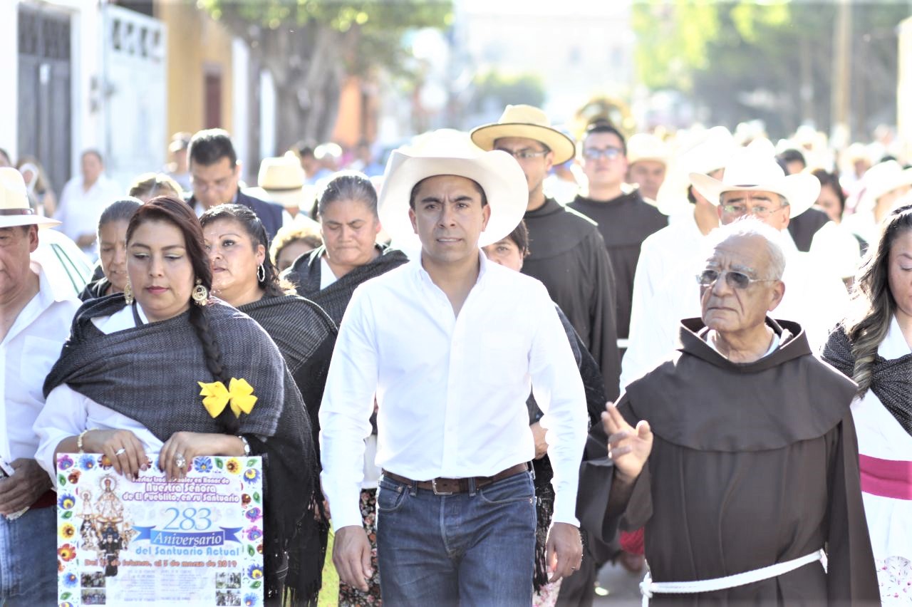 Roberto Sosa realiza pega de Bando para anunciar las tradicionales fiestas en Corregidora