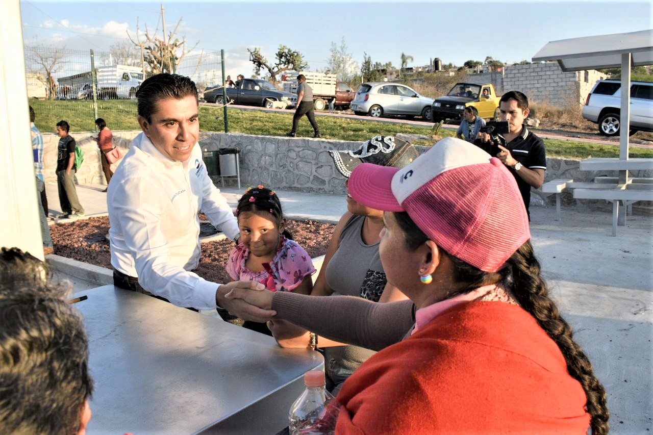 Alcalde de Corregidora entrega cancha de usos múltiples y de futbol rápido