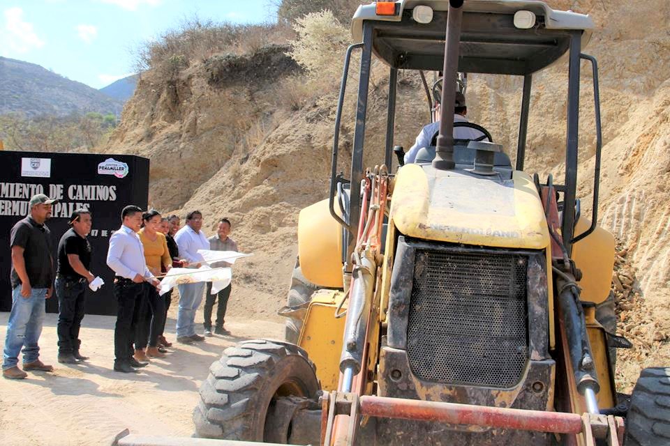 Inicia mantenimiento del camino El Portugués-Agua Fría en Peñamiller.