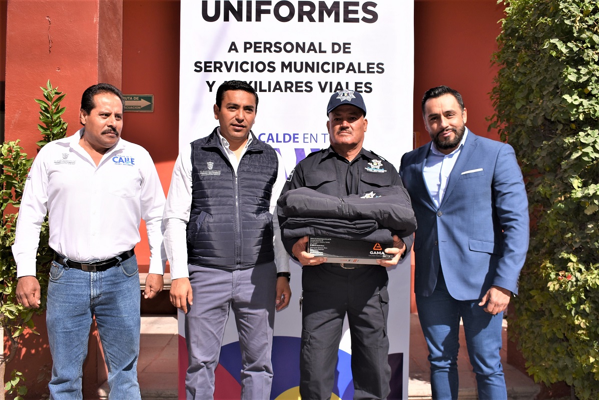 Amarildo Bárcenas entrega uniformes a personal de Servicios Públicos y Auxiliares Viales en Pedro Escobedo.