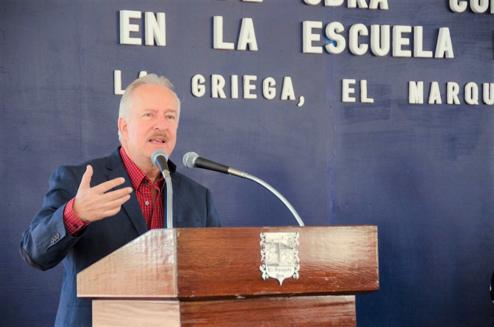 Enrique Vega entrega aula didáctica en El Marqués.