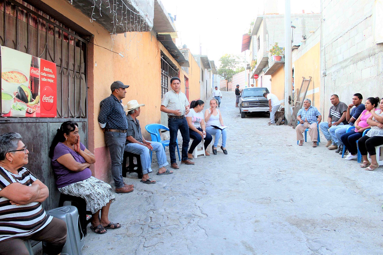 Juan Carlos Linares recorre comunidades para anunciar obra pública.