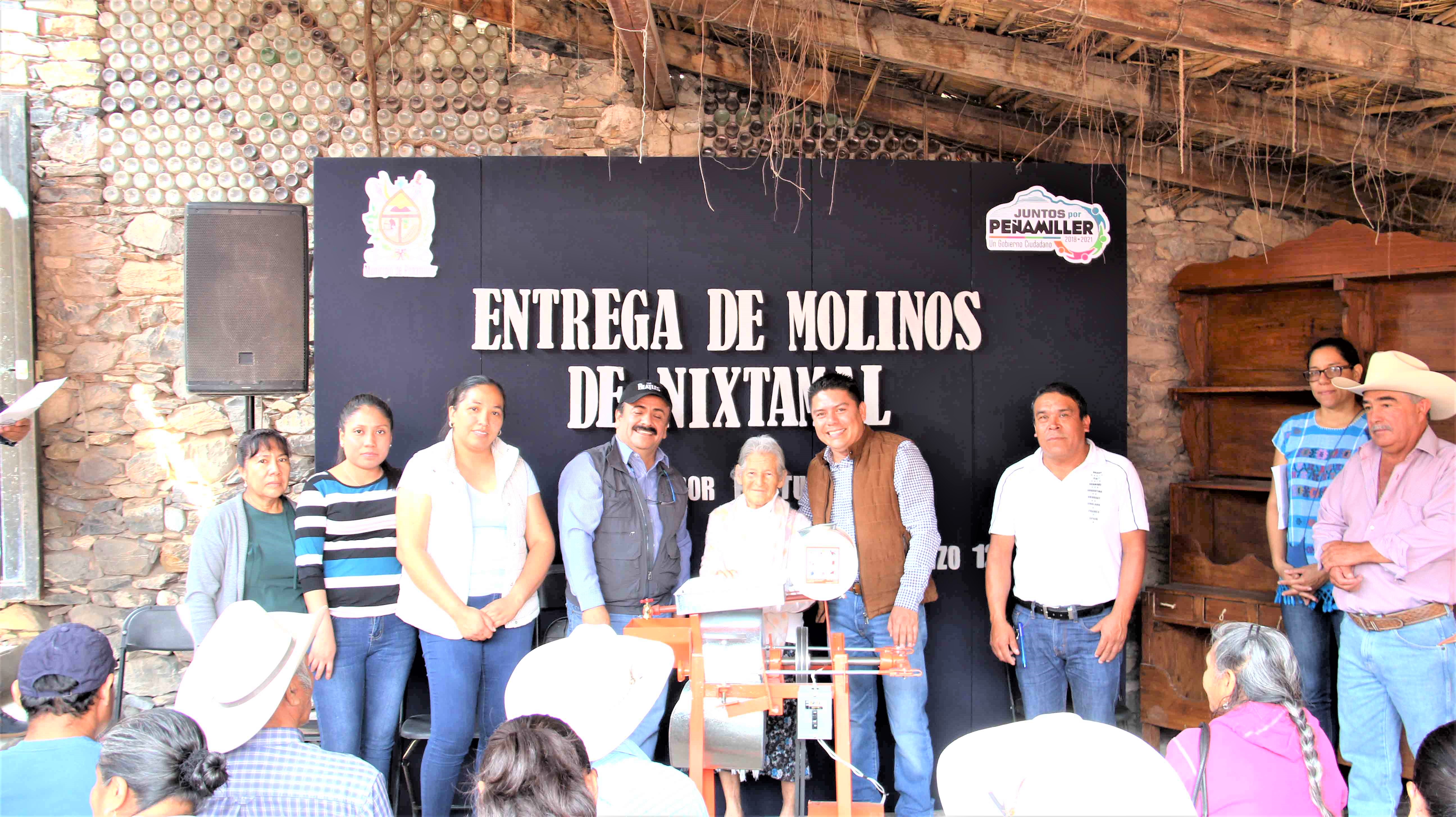 El Alcalde de Peñamiller Juan Carlos Linares, presidió el evento donde se entregaron molinos de nixtamal.