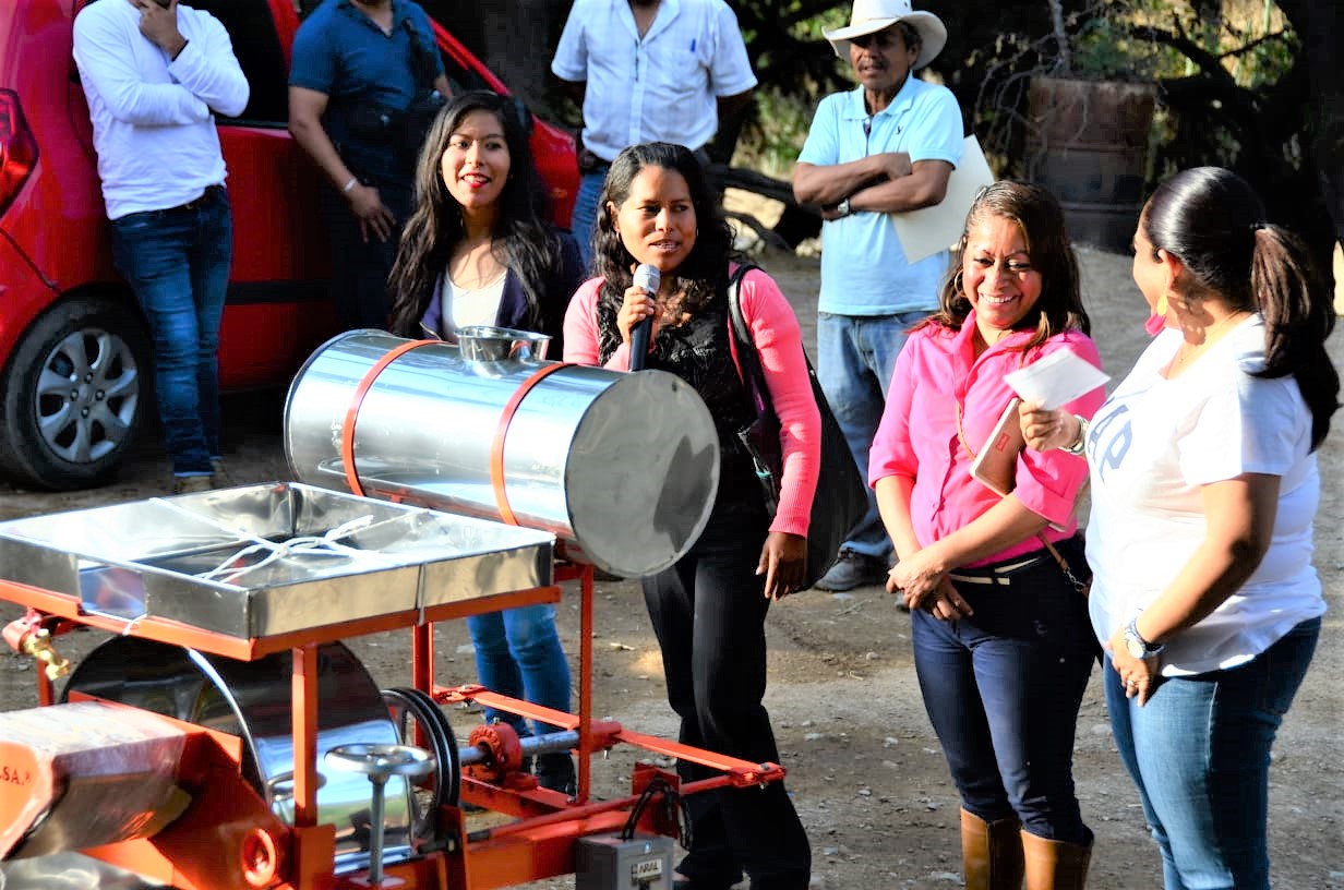 Lupita Alcántara entrega molino de nixtamal en el Terrero, Tolimán.