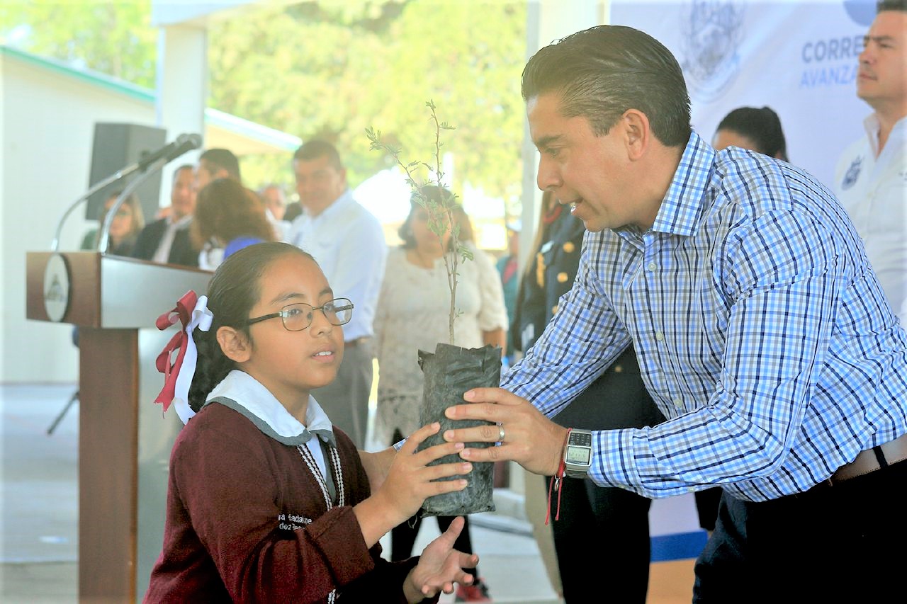 El presidente municipal de Corregidora, Roberto Sosa Pichardo, encabezó la ceremonia de Honores a la Bandera y la implementación del programa "Corregidora Reforesta Contigo" en la Escuela Primaria Justo Sierra de la comunidad de Charco Blanco.