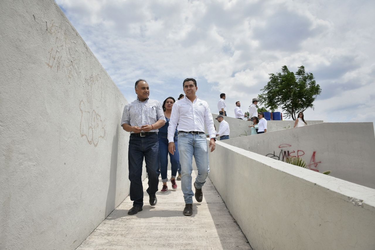 Roberto Sosa recorre la Colonia Los Pinos.