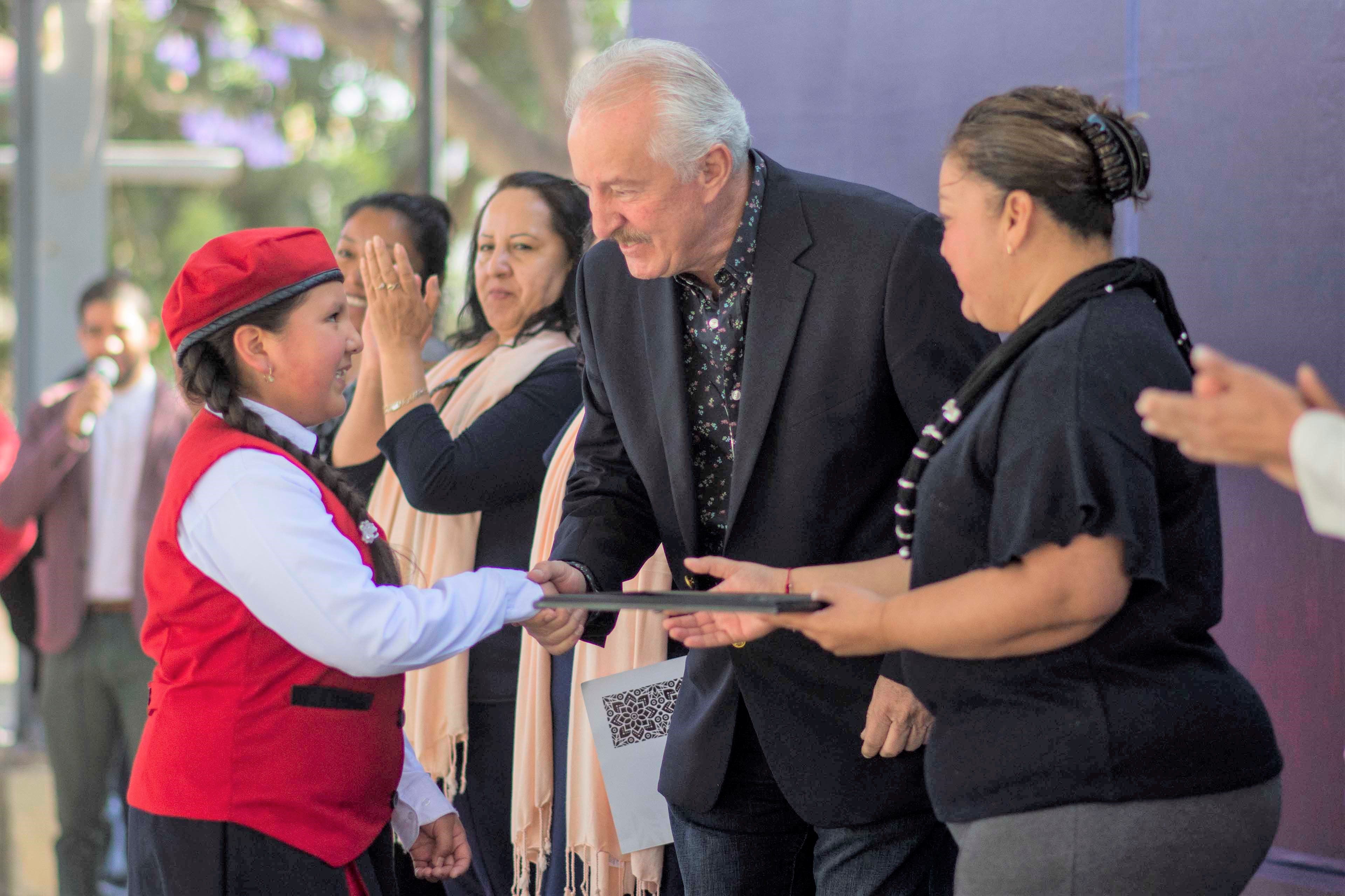 Anuncia Enrique Vega anuncia más obras de infraestructura escolar y deportiva para San Isidro Miranda.