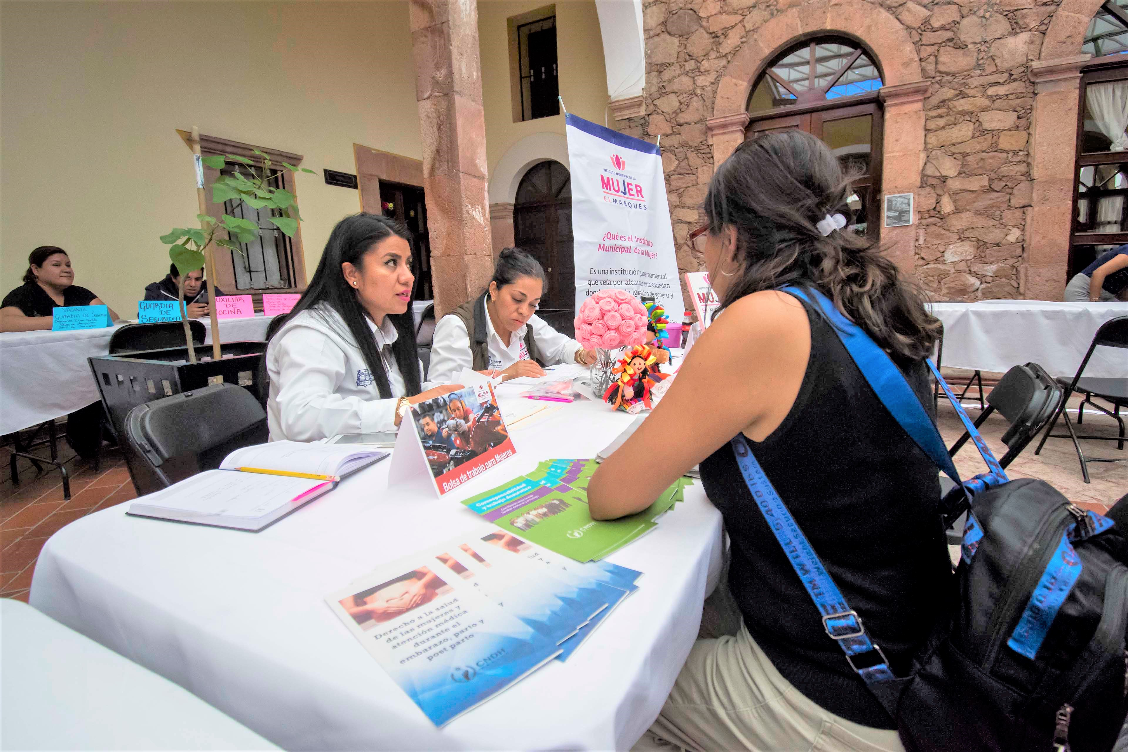 Se realiza la primera feria del empleo en el Marqués.