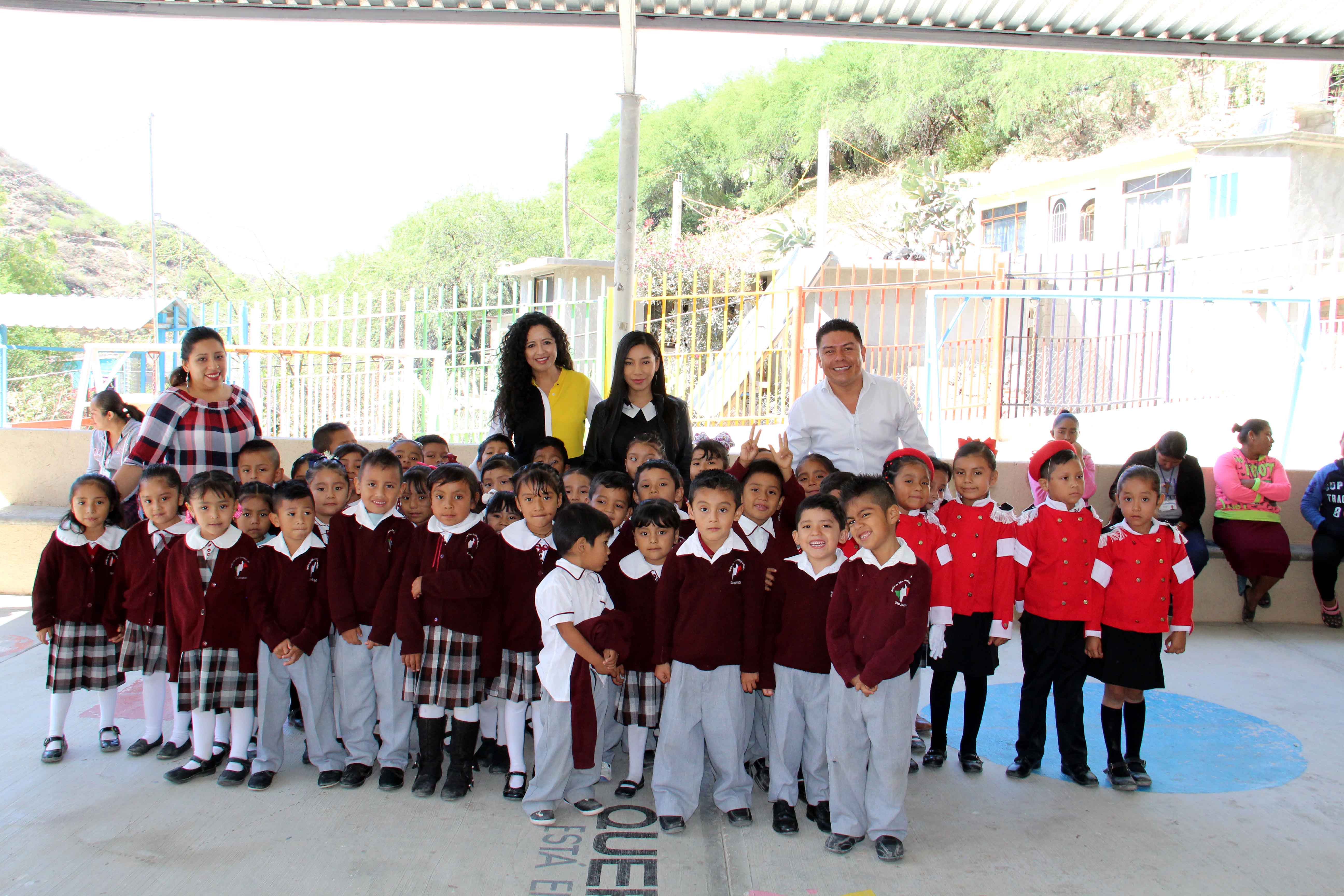 Juan Carlos Linares anuncia Construcción de aula en escuela de La Plazuela.