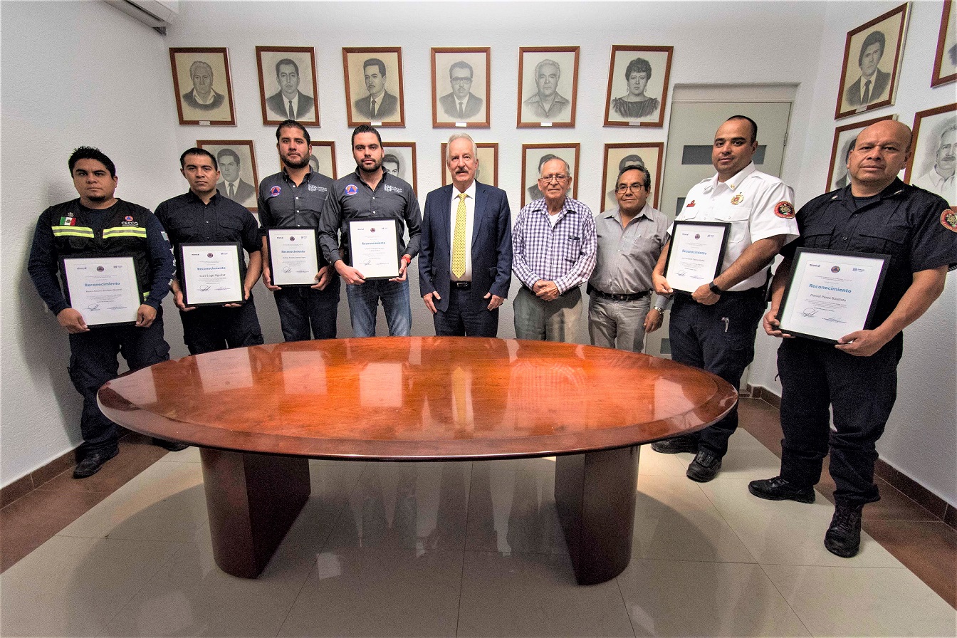 Enrique Vega reconoce a elementos de PC y bomberos por impedir suicidio de un joven.