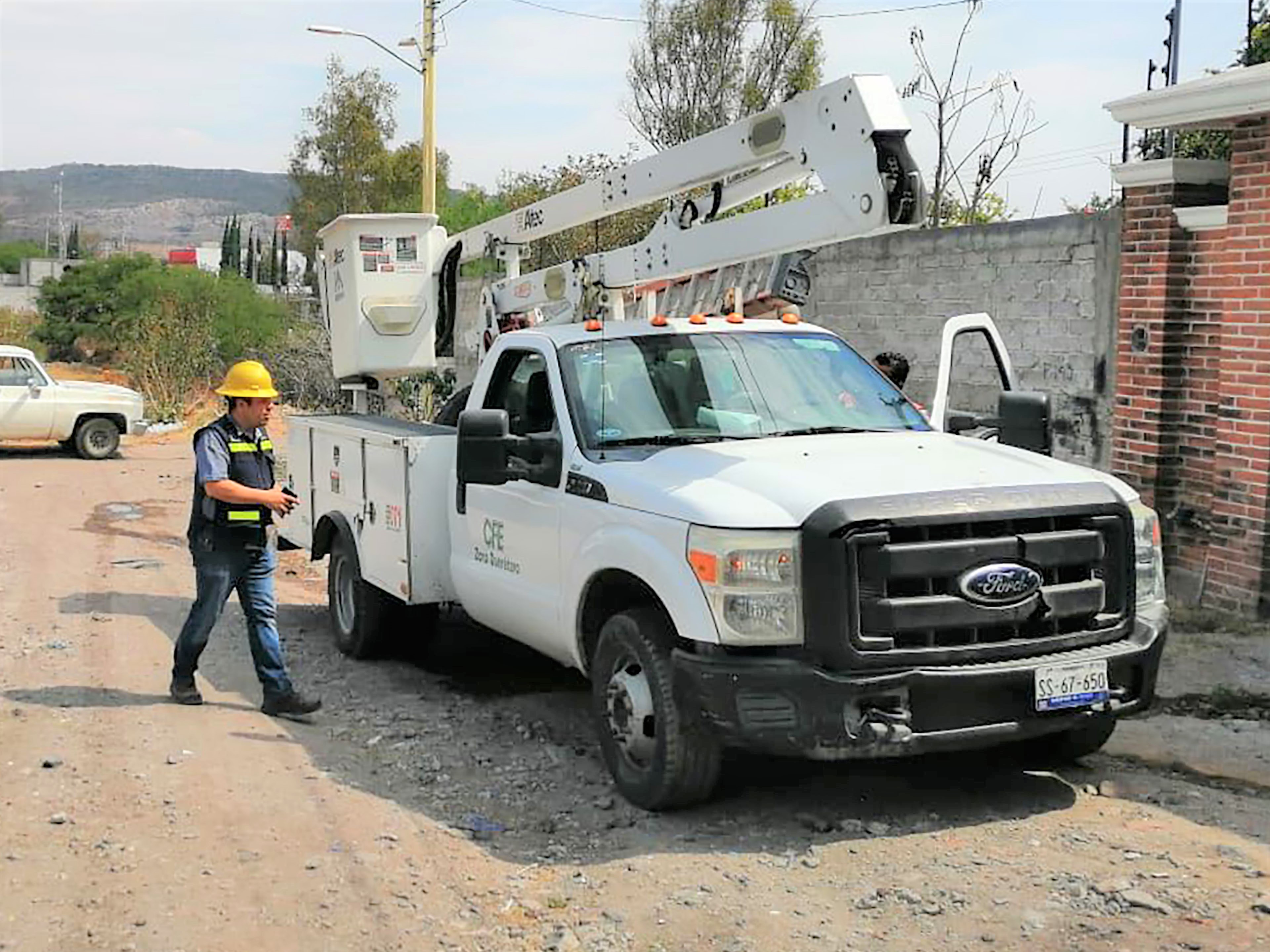 Regularizan servicio de energía eléctrica en El Marqués.