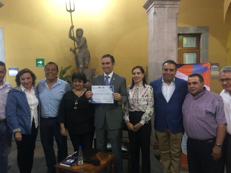 Elsa Méndez asiste a la conferencia impartida por el Consejero Presidente del IEEQ.