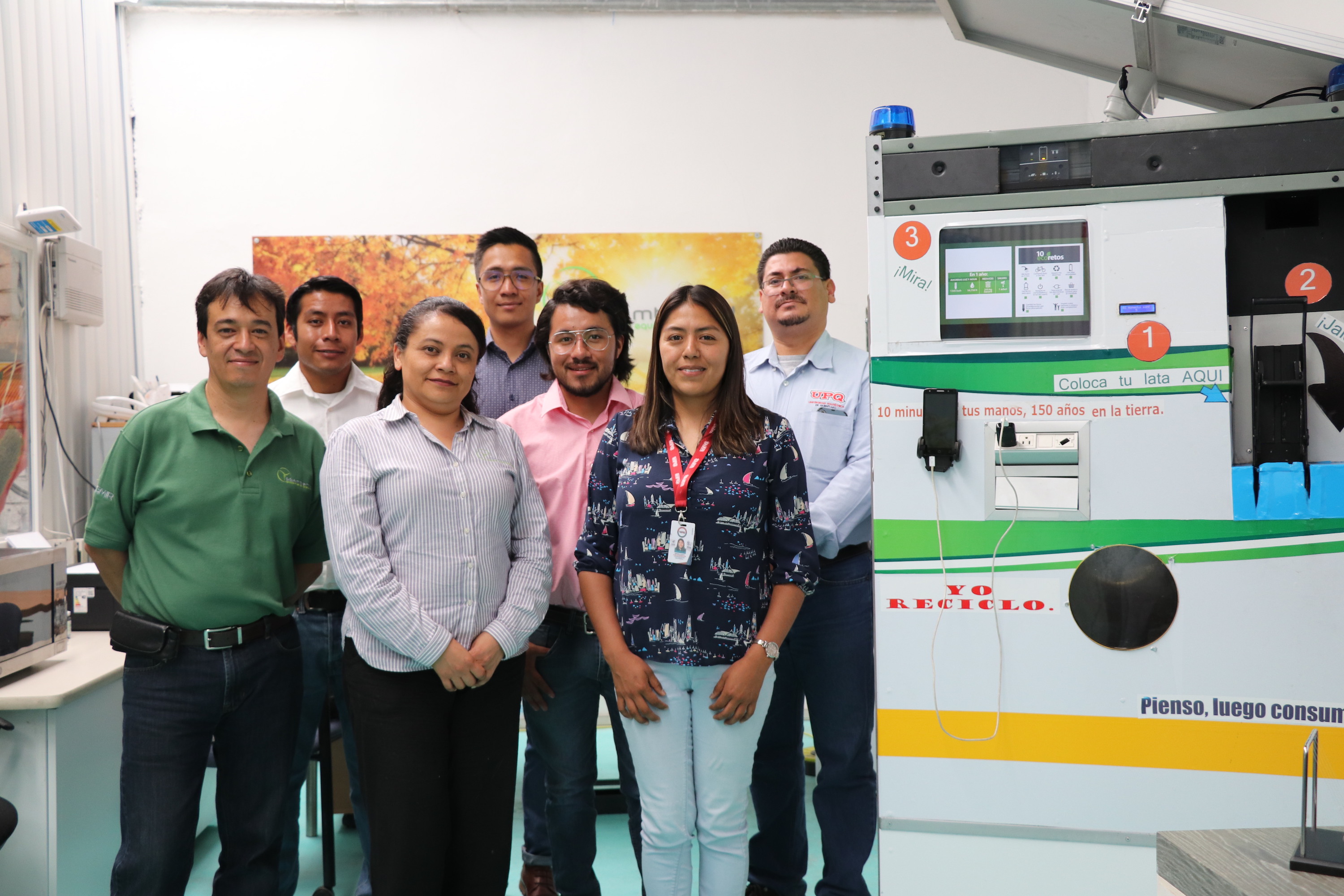 Estudiantes de mecatrónica desarrollan prototipo de máquina recicladora de aluminio en la UPQ.