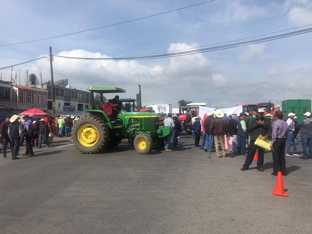 Productores agrícolas bloquean carreteras; exigen liberación de recursos federales. Foto: Twitter.