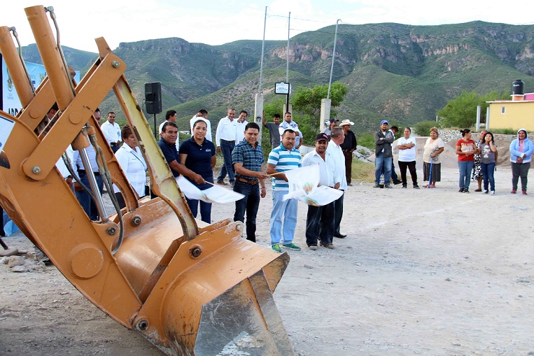 Juan Carlos Linares da banderzo de arranque para iniciar obra de urbanización en El Puerto.