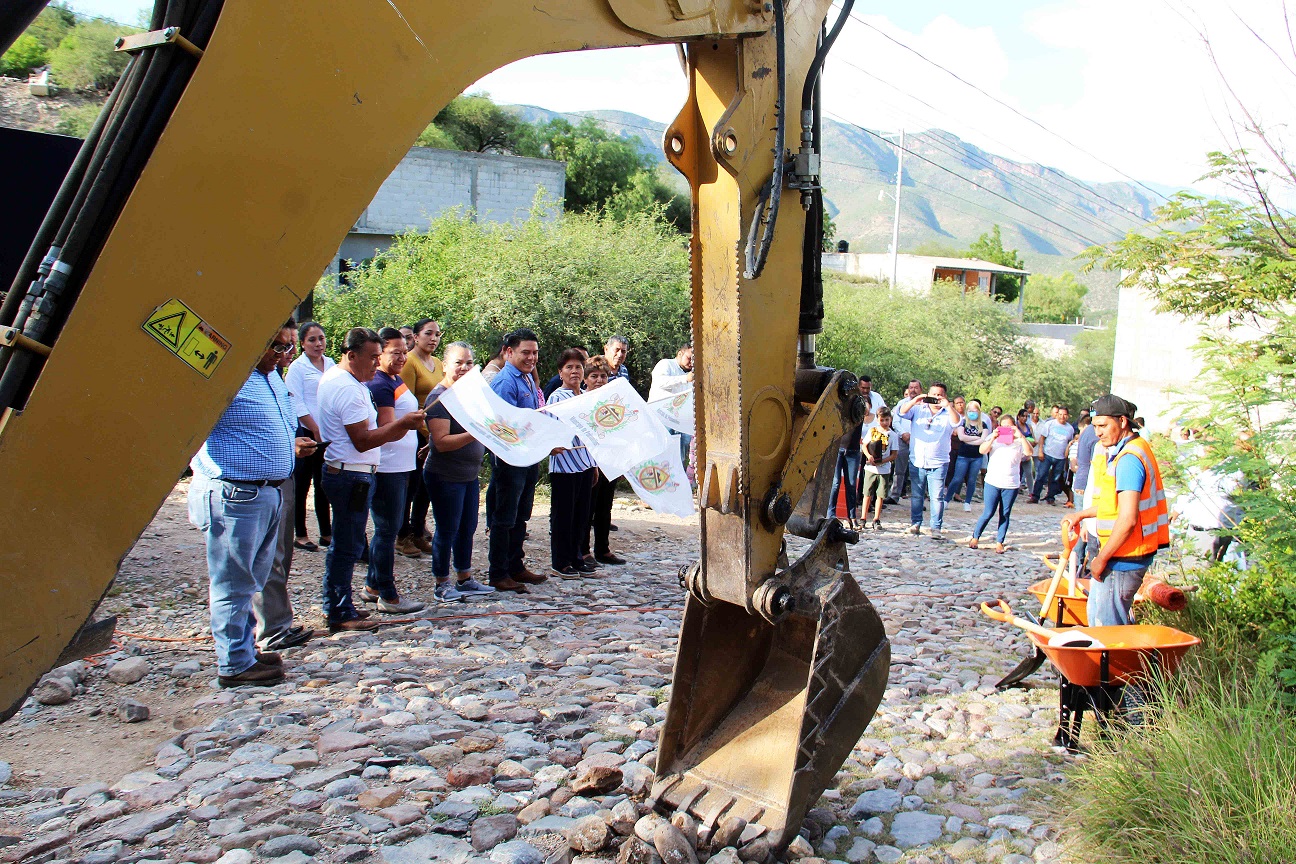 Inicia urbanización de camino de acceso al CECYTEQ en Peñamiller.