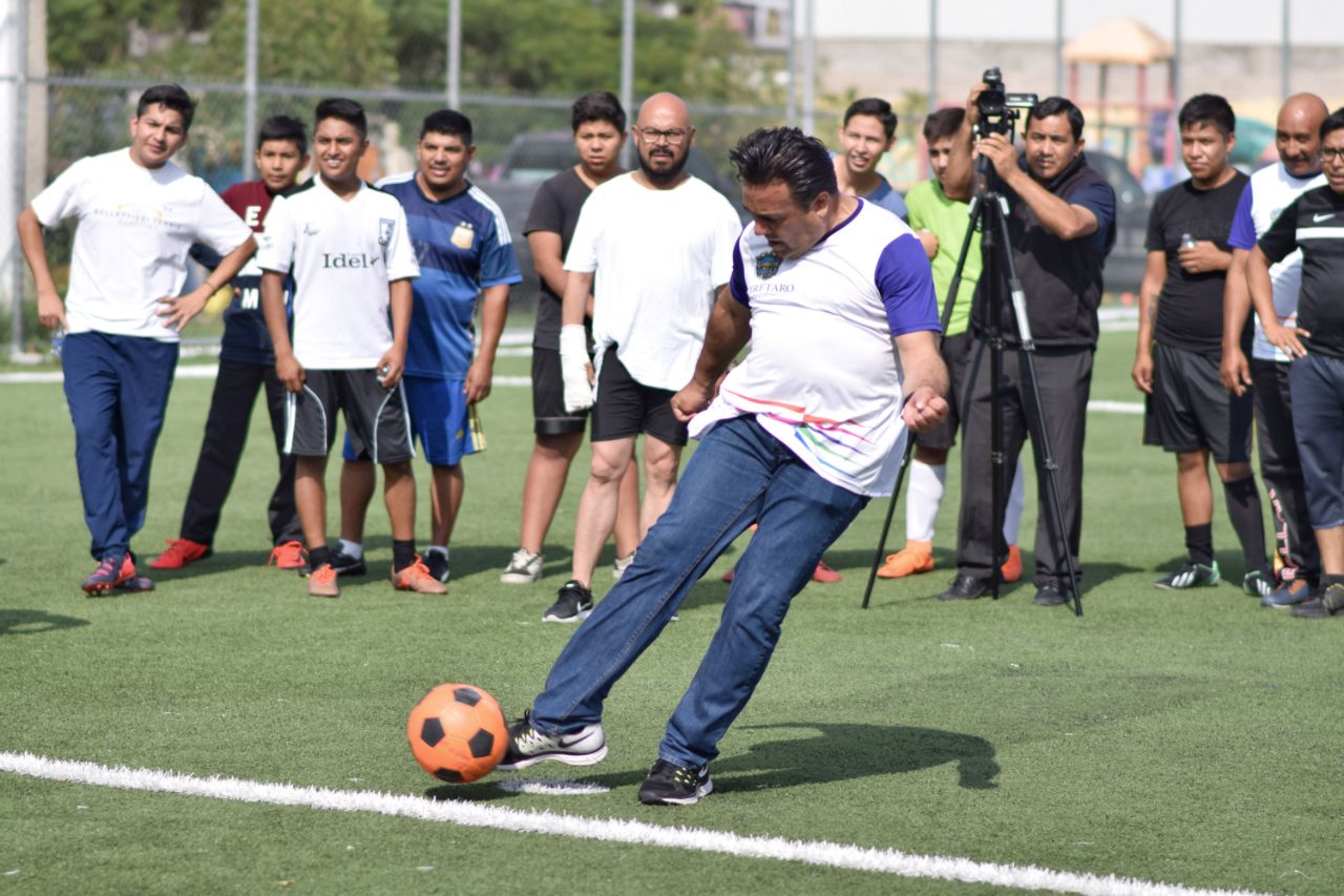 Luis Nava entrega cancha de futbol en Santa María Magdalena.