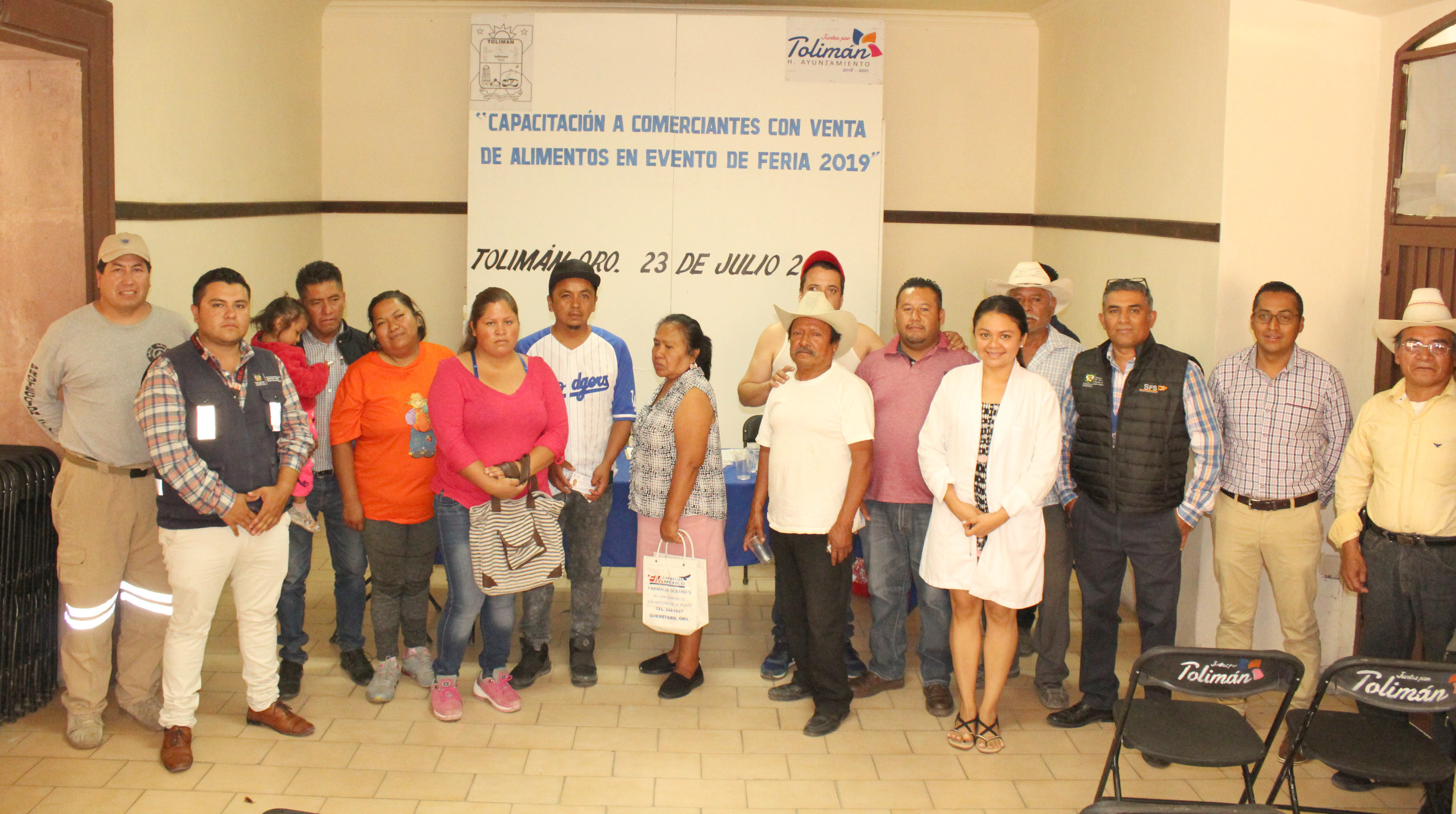 Capacitan a comerciantes que venderán alimentos en la Feria Tolimán 2019.