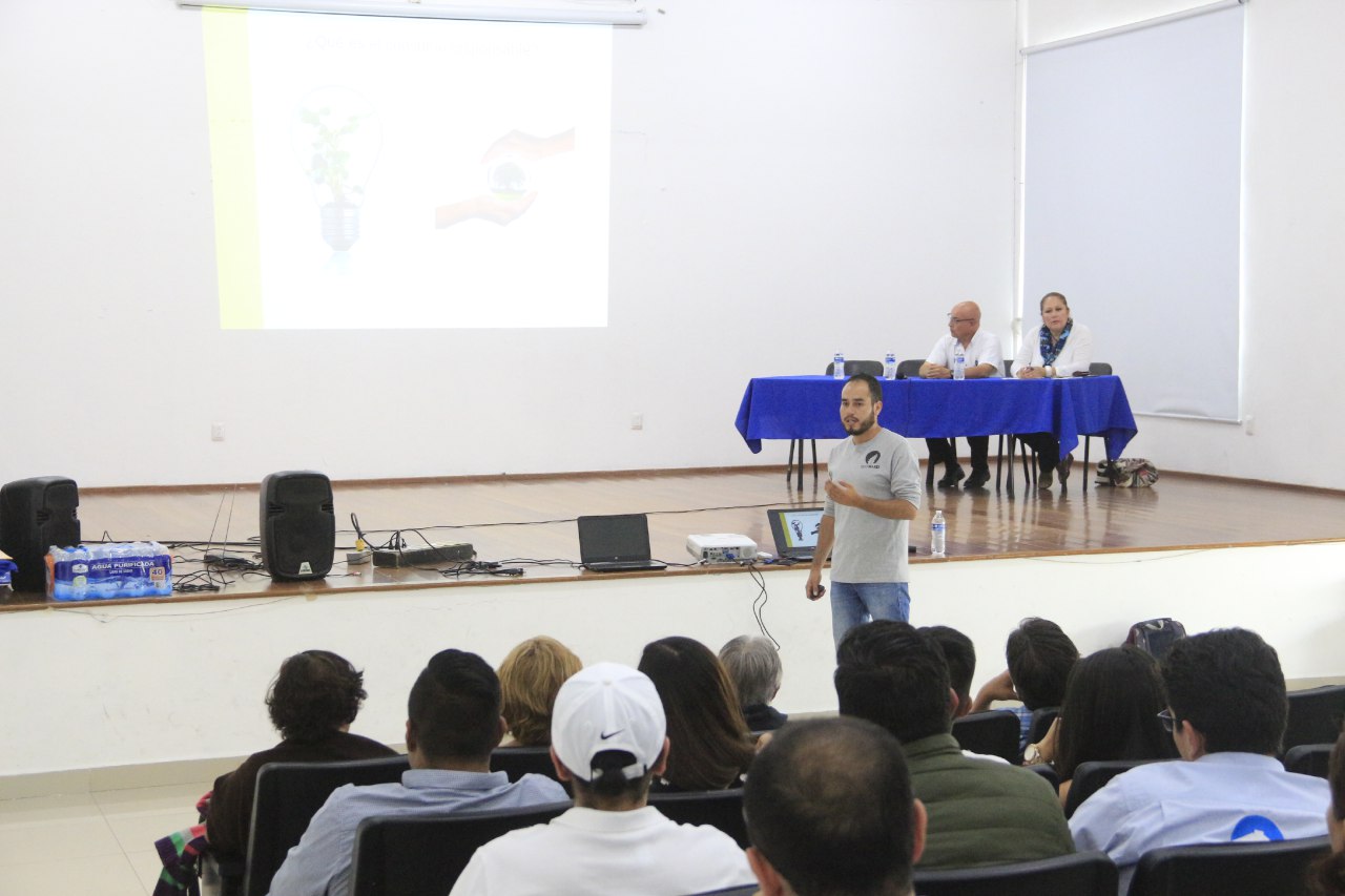 Ofrecen conferencia "Impacto social, consumo responsable" en Corregidora.