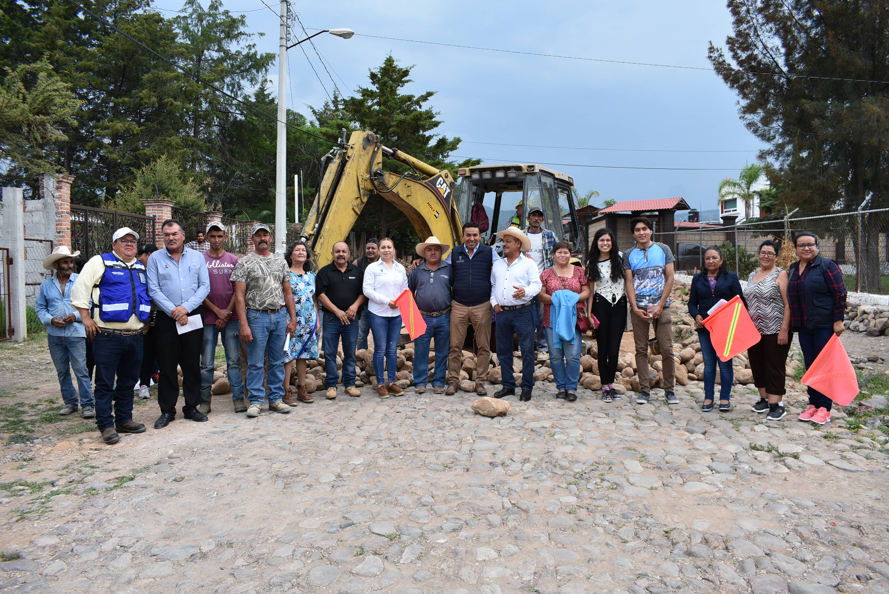 El Alcalde Amarildo Bárcenas arranca y supervisa obras en Pedro Escobedo.