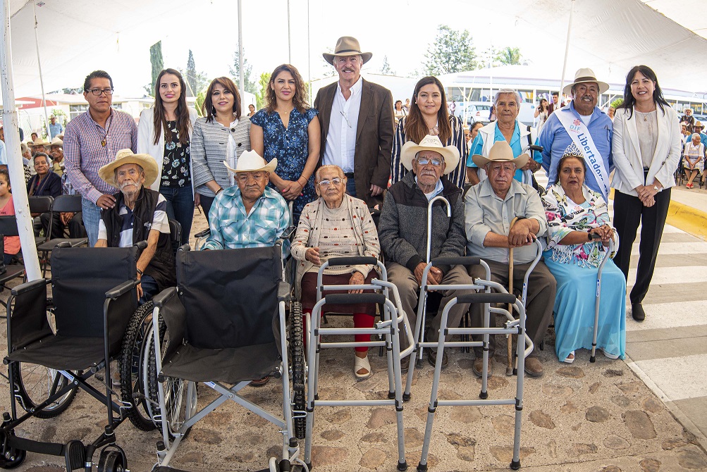 Enrique Vega Carriles entrega aparatos ortopédicos a adultos mayores.