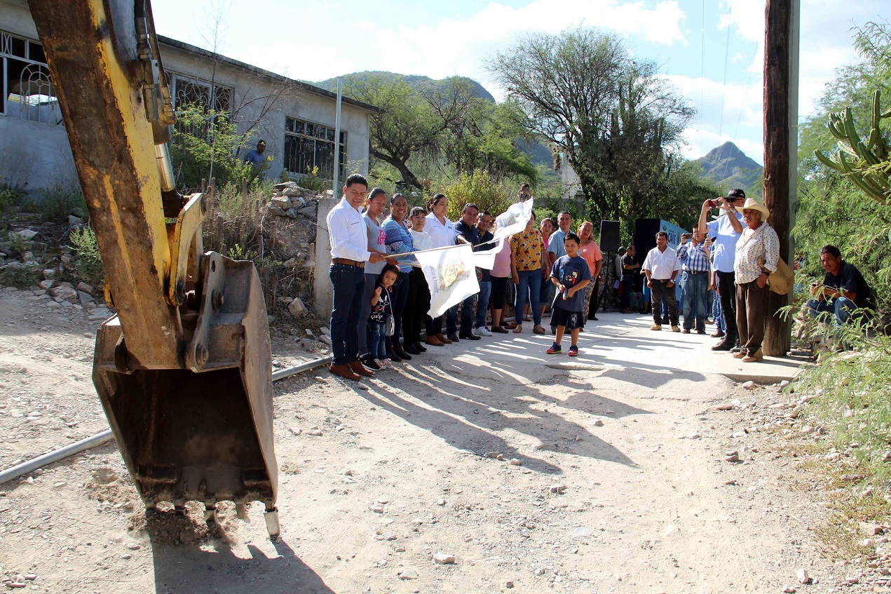 Juan Carlos Linares encabeza arranque de obras de urbanización de calles en El Álamo y Morenos.