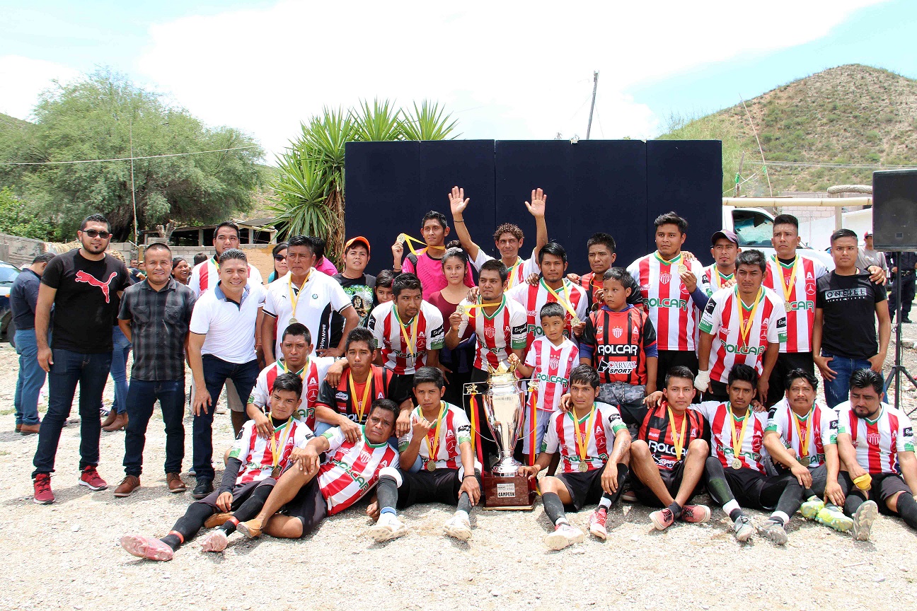 Premian a equipos ganadores de Torneo de Futbol de Peñamiller.