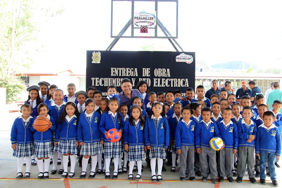 Juan Carlos Linares entrega obras en la comunidad de San Lorenzo.