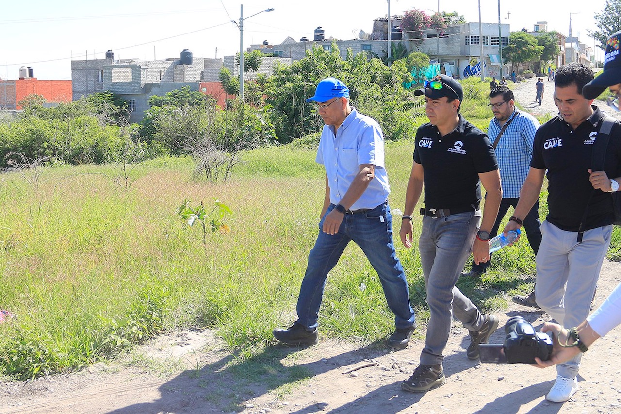 Roberto Sosa realiza recorrido para supervisar obras en Corregidora.