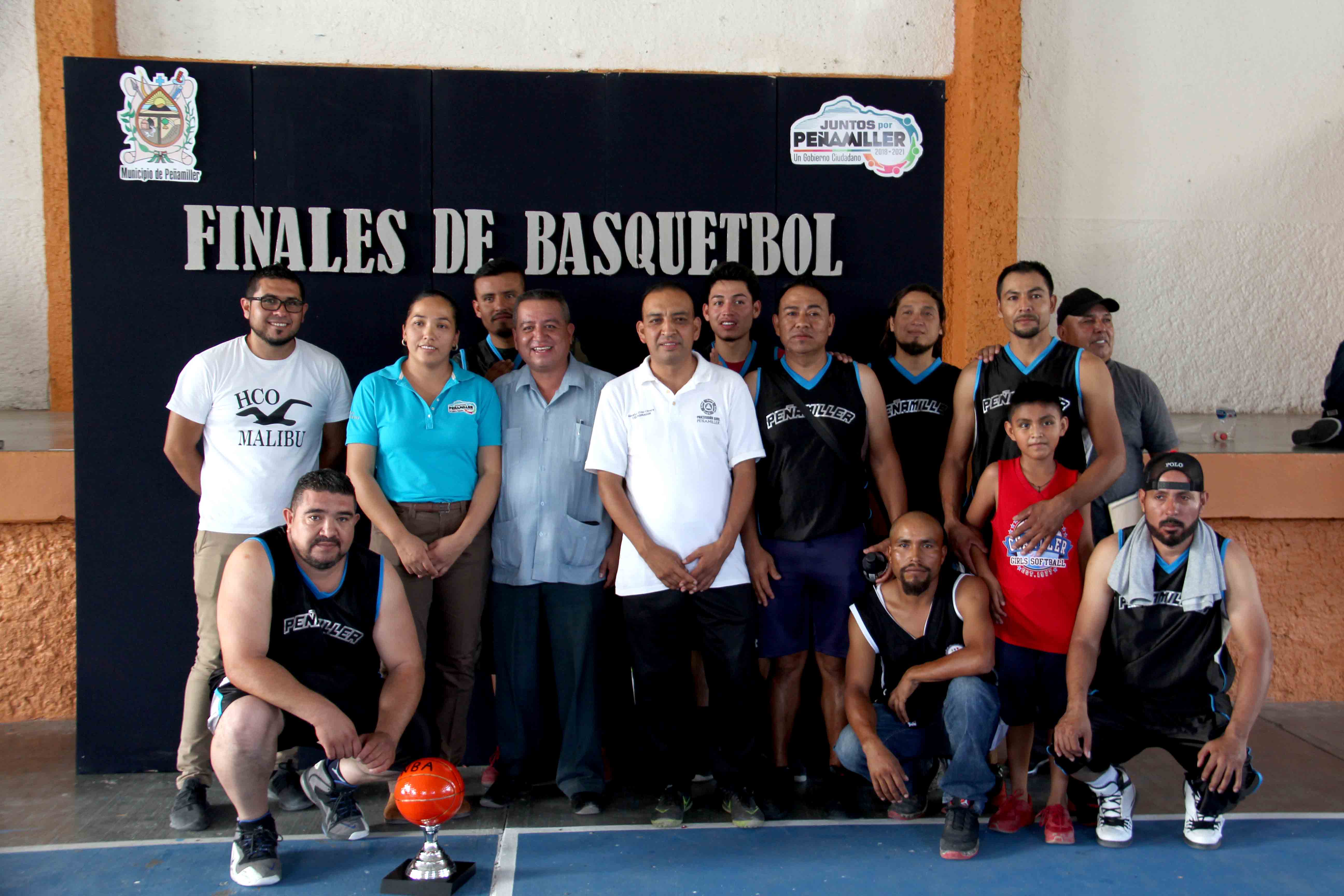 Premian a equipos participantes en torneo de básquetbol en Peñamiller