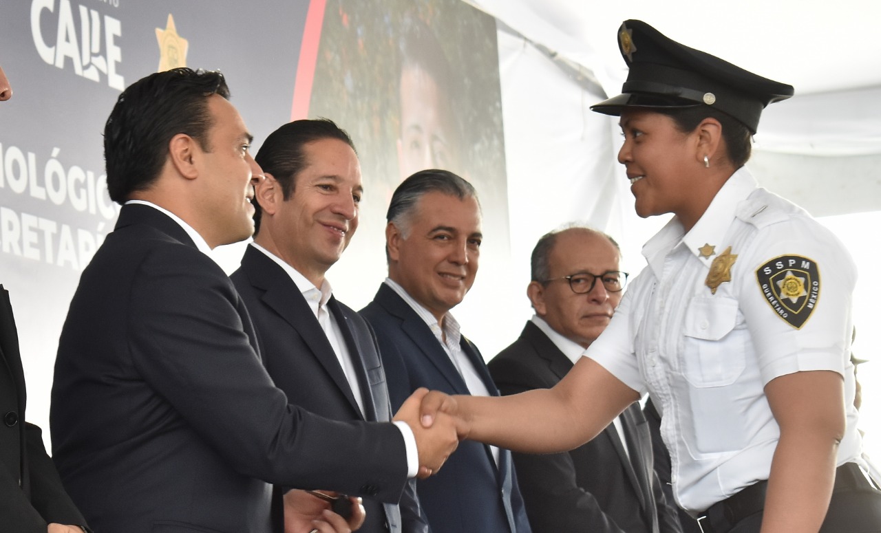 El Alcalde de Querétaro Luis Nava entrega equipo a la policía municipal