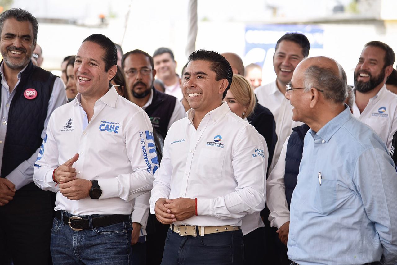 El Gobernador Pancho Domínguez y el Alcalde Roberto Sosa supervisan construcción de carretera.