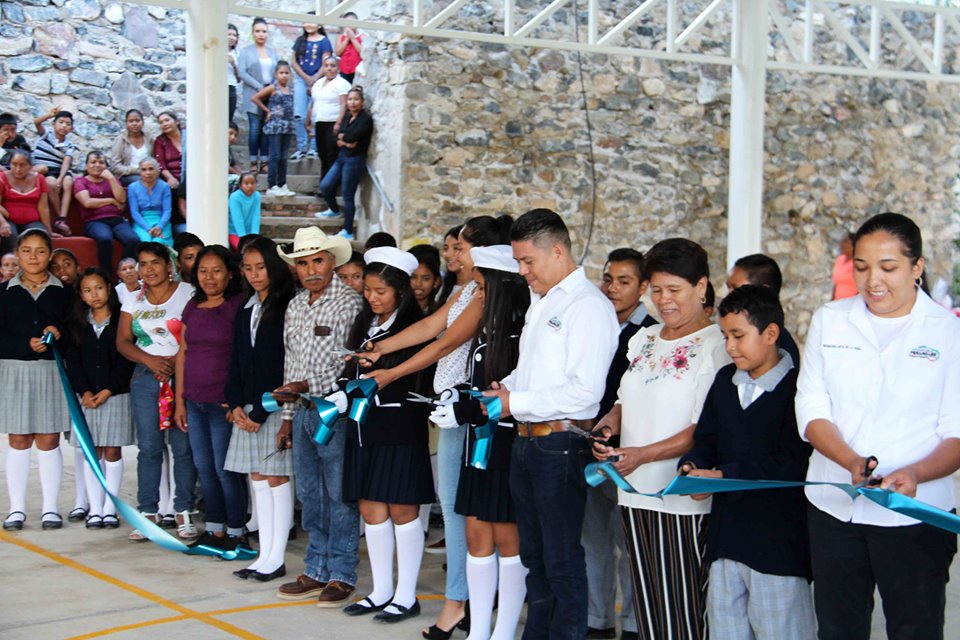 Juan Carlos Linares entrega techumbre en El Frontoncillo.